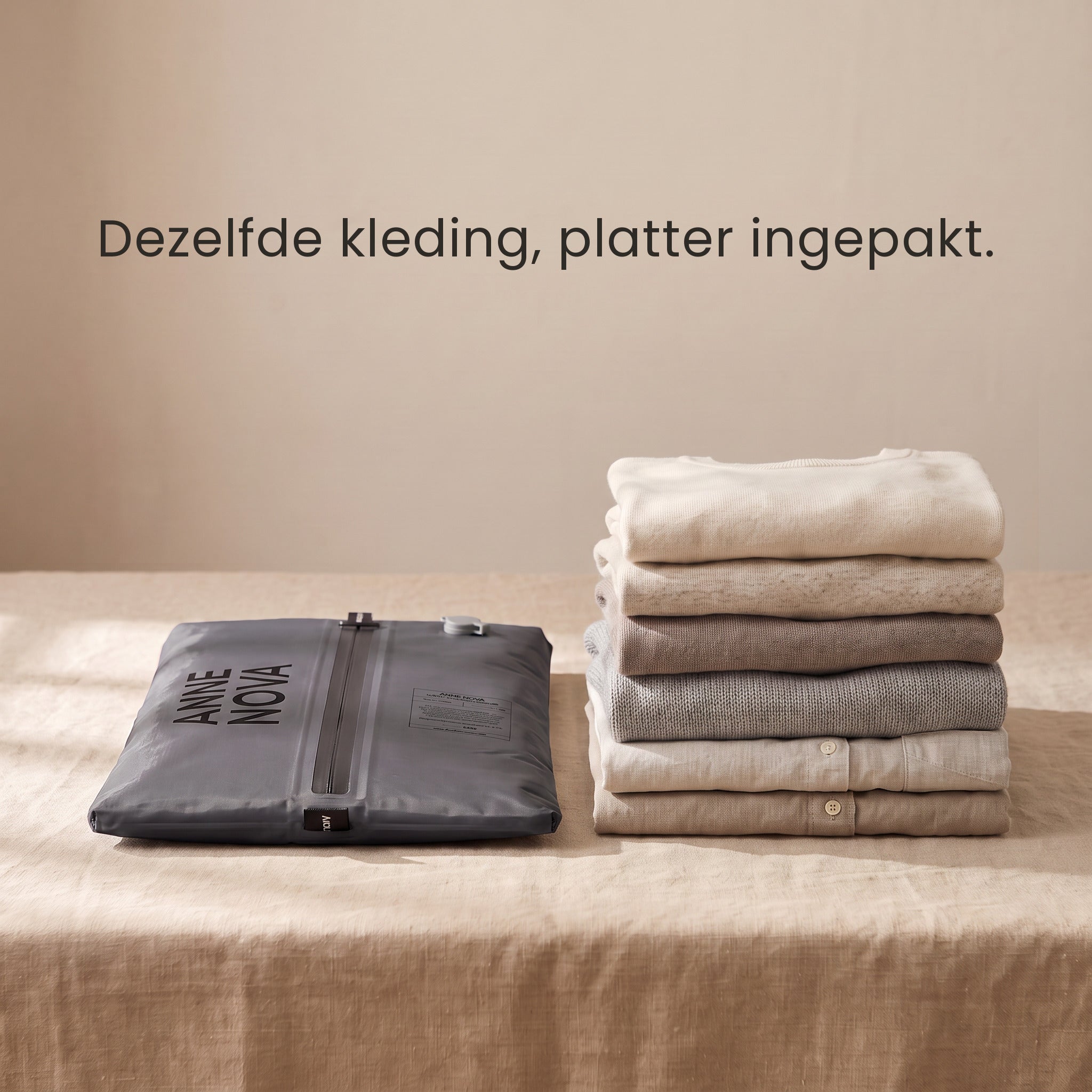 Links de platte, vacuüm getrokken Nomadic compressiezak, rechts dezelfde hoeveelheid kleding als losse stapel
